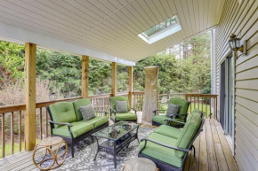 Lake and Pool Access Spacious Home in Newland